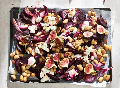 Bietentraybake met ricotta, vijgen, bonen en amandelen
