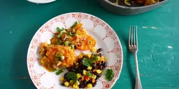 Bataat uit de oven met Mexicaanse bonensalade en yoghurtsaus