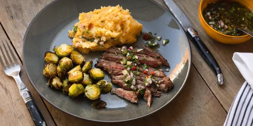 Bavette met chimichurri, aardappel- koolrabipuree en ovenbake van spruitjes