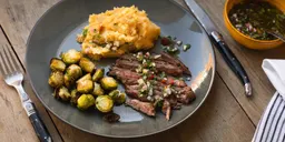 Bavette met chimichurri, aardappel- koolrabipuree en ovenbake van spruitjes