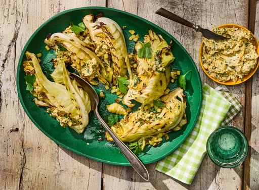 BBQ gegrilde spitskool met vegan cowboybutter
