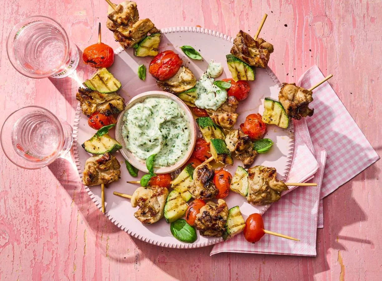 BBQ-kipspiesjes met courgette, tomaat en basilicummayo