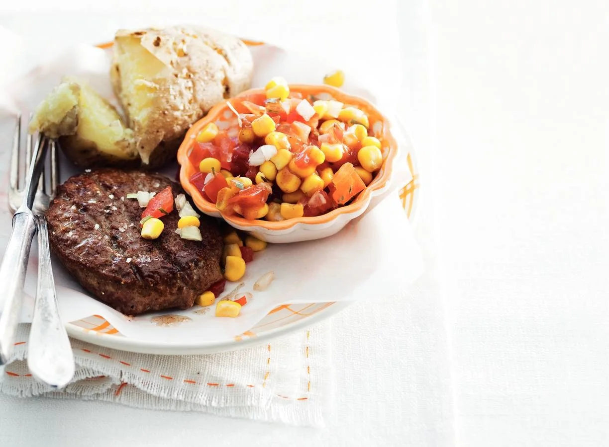 Beefburger & tomaten-maissalade