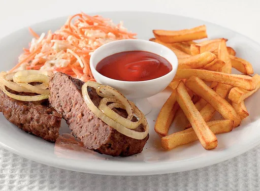 Beefburgers met frites en coleslaw