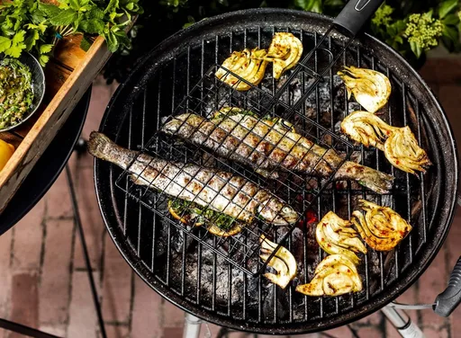BBQ-regenboogforel met citroen en geroosterde venkel