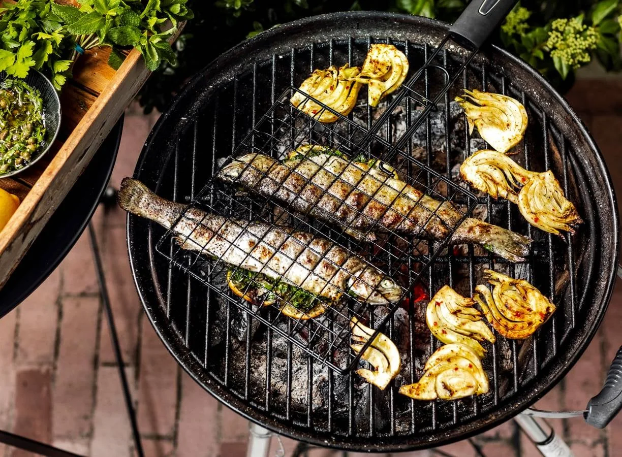 BBQ-regenboogforel met citroen en geroosterde venkel