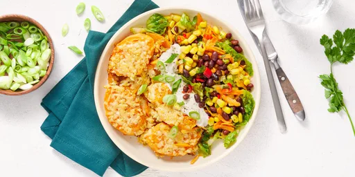 Bataat met kaas uit de oven met Mexicaanse bonensalade