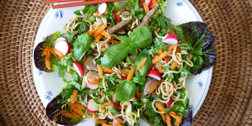 Bief-noedel salade met andijvie, bindsla en gemengde basilicum