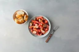 Barbecueworst met aardappel-bietensalade en stokbrood