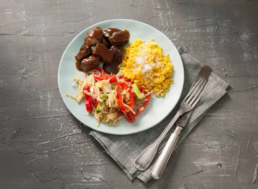 Biefstuk met sukiyaki met gele rijst.