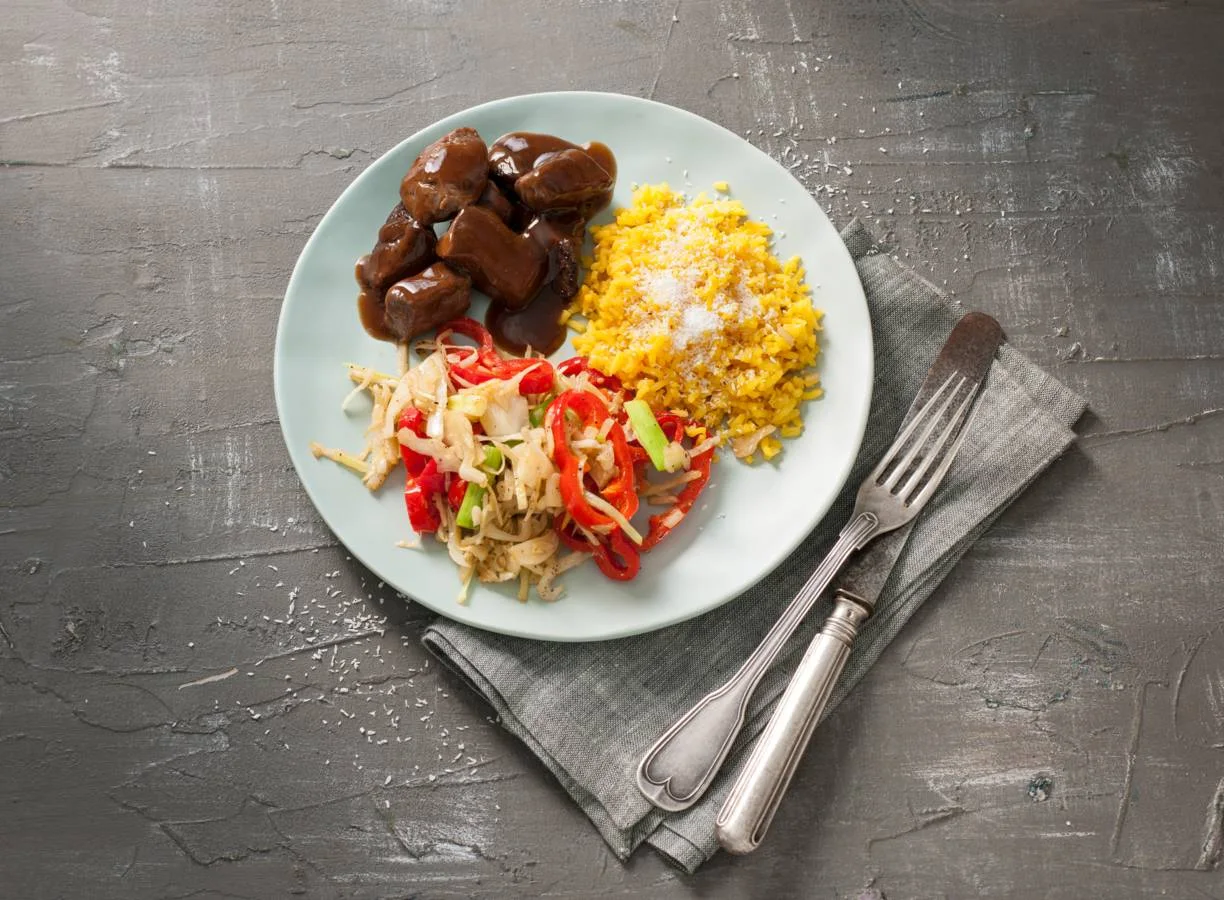 Biefstuk met sukiyaki met gele rijst.