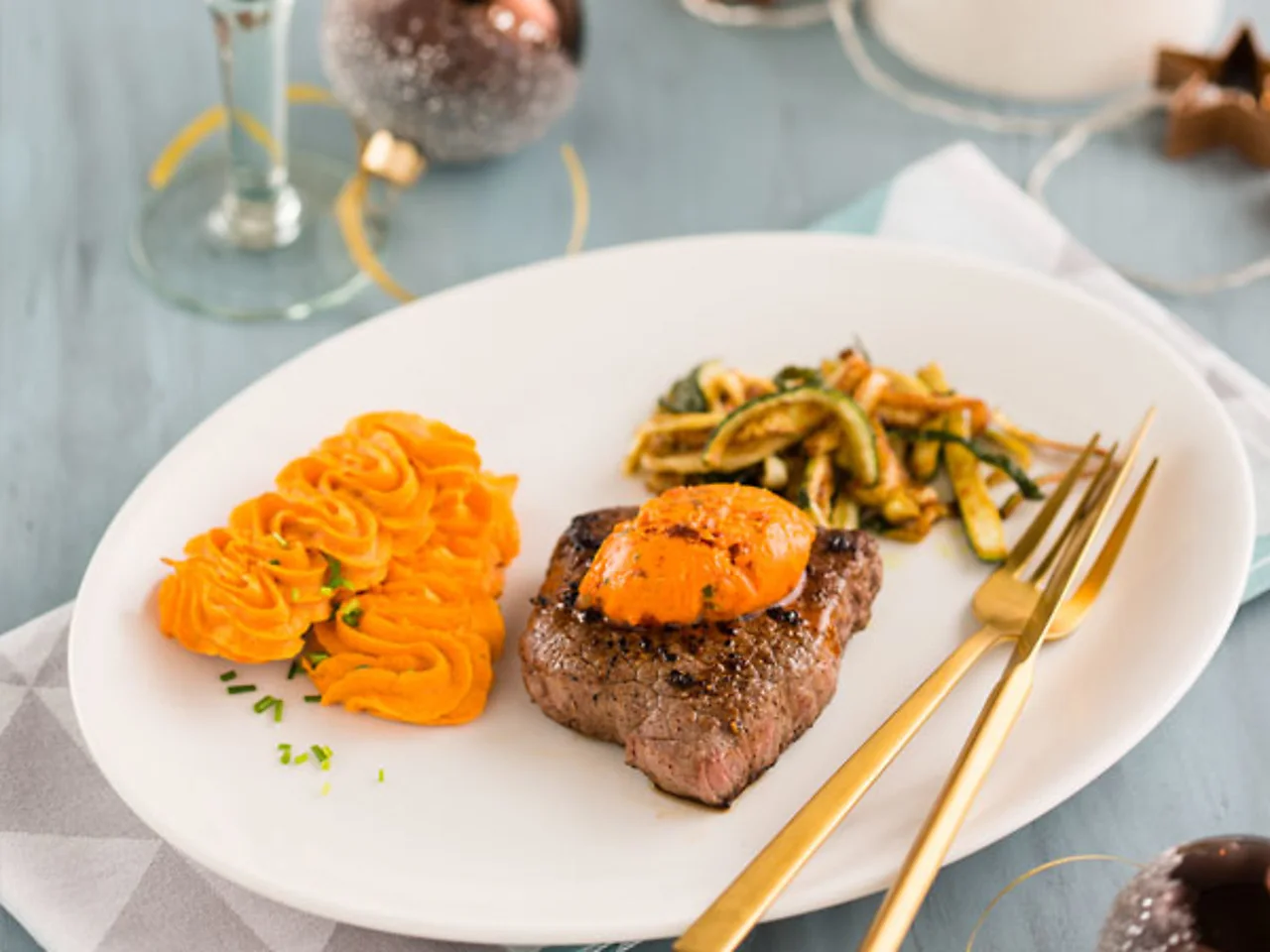 Biefstuk met tomatenboter en aardappelsprits