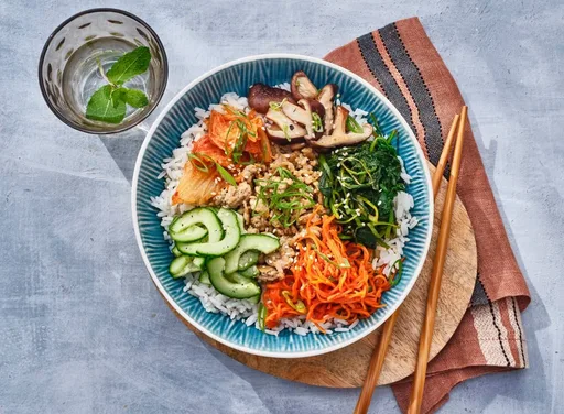 Bibimbap met kipgehakt en kimchi