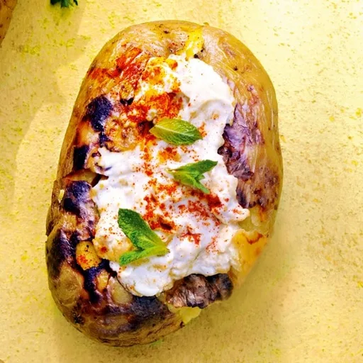 BBQ-aardappel met yoghurthummus en munt