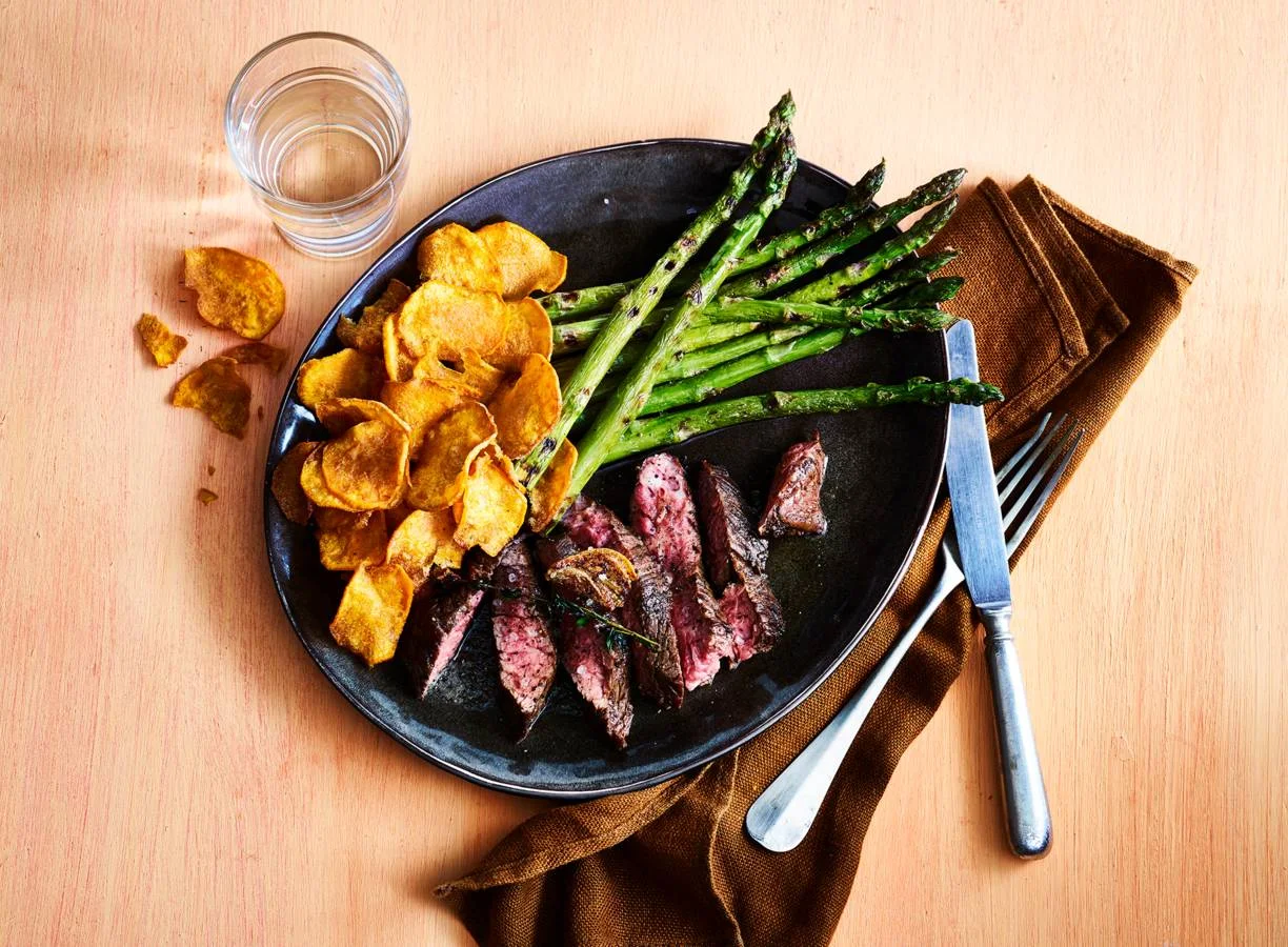 Bavette met gegrilde asperges en zoete-aardappelchips