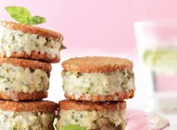 Basilicumijs met pistachenoten