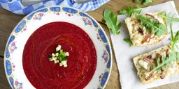 Bietengazpacho met geitenkaas, stokbrood en rucola