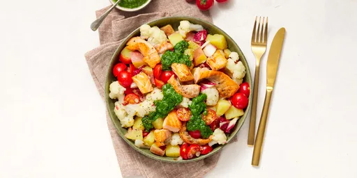 Beemster Valery-bloemkoolsalade met zalm, cherrytomaatjes en raapsteelsalsa