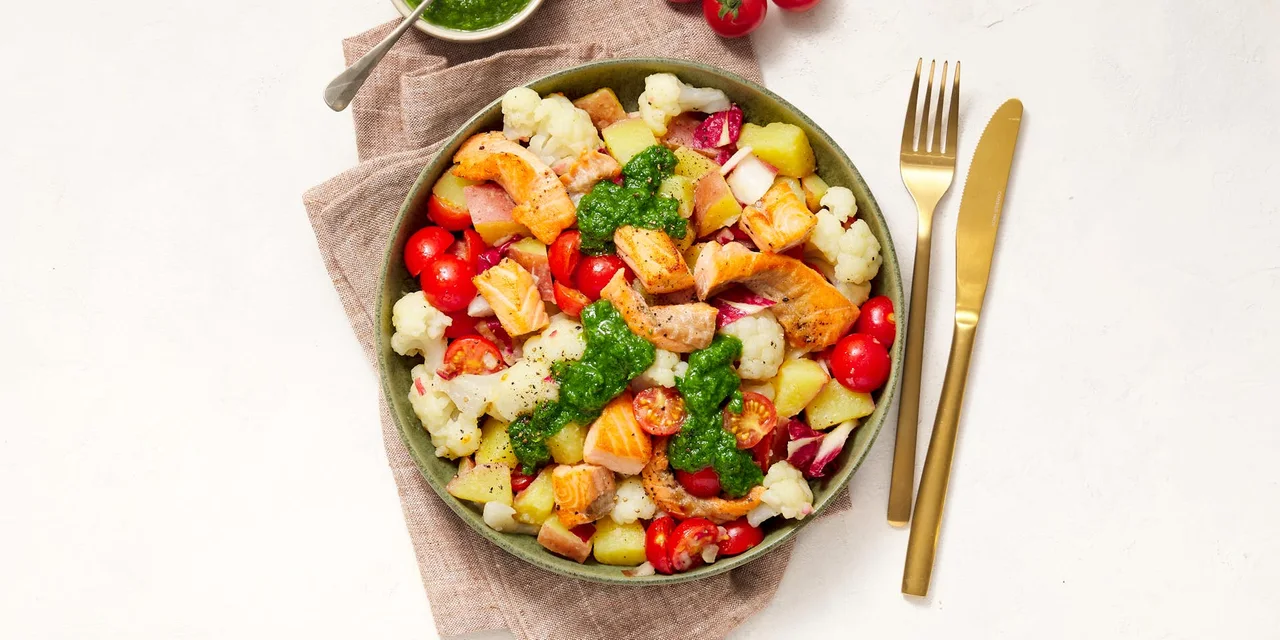 Beemster Valery-bloemkoolsalade met zalm, cherrytomaatjes en raapsteelsalsa