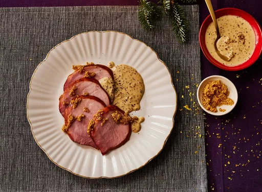 Beenham met mosterdzaad en honing-mosterdsaus