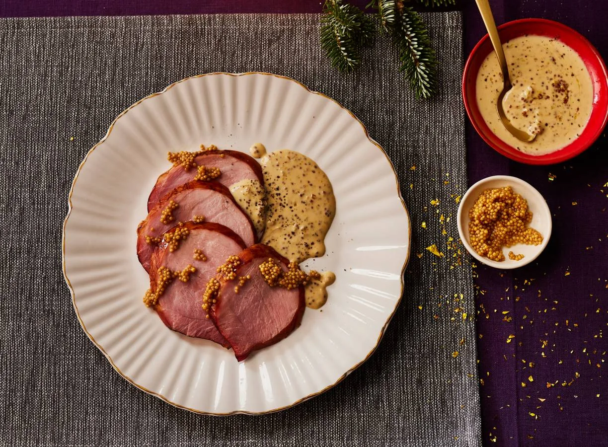 Beenham met mosterdzaad en honing-mosterdsaus