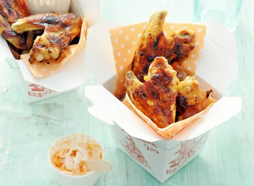 BBQ-kippenvleugels met dip van crème fraîche
