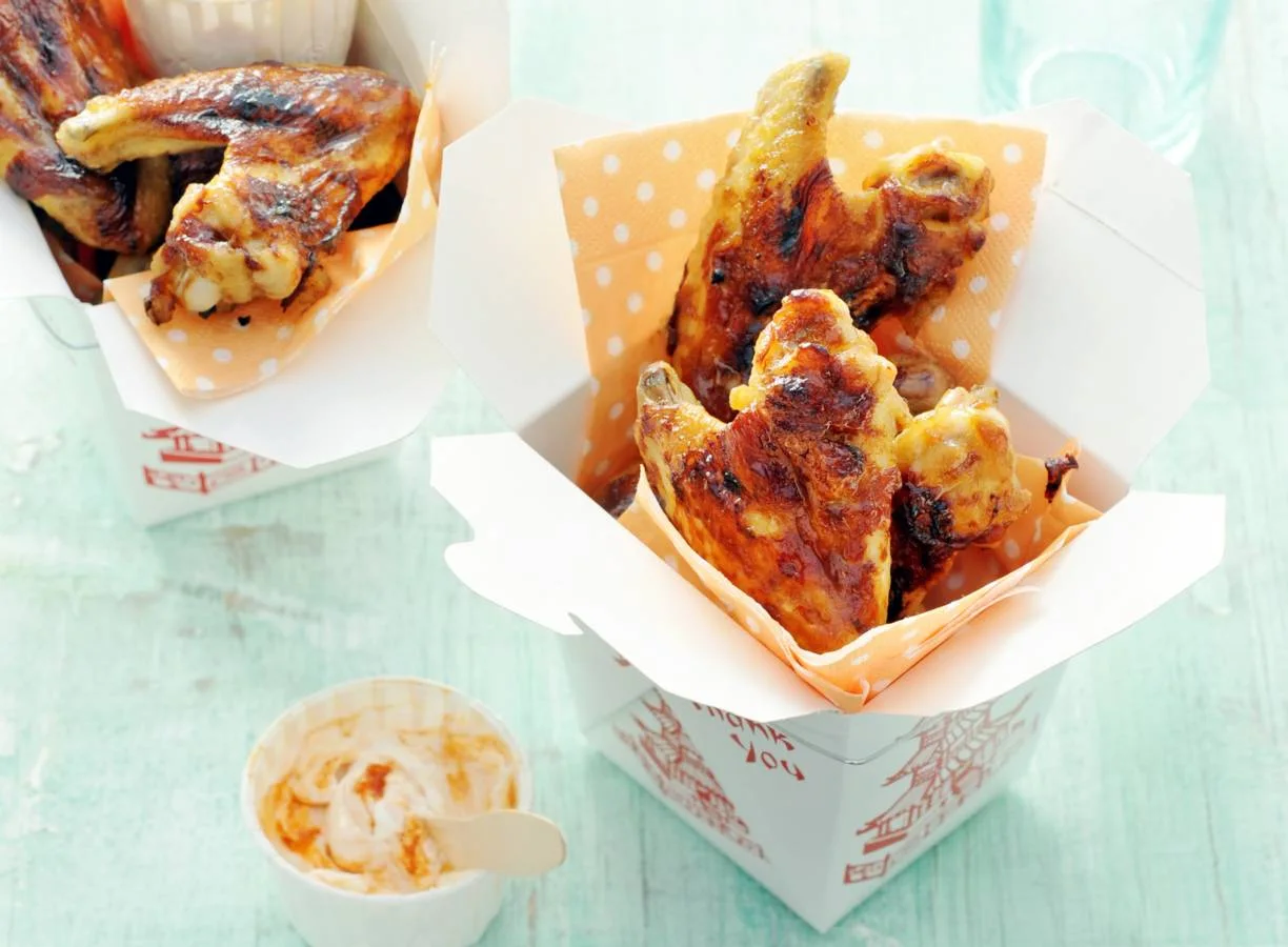 BBQ-kippenvleugels met dip van crème fraîche