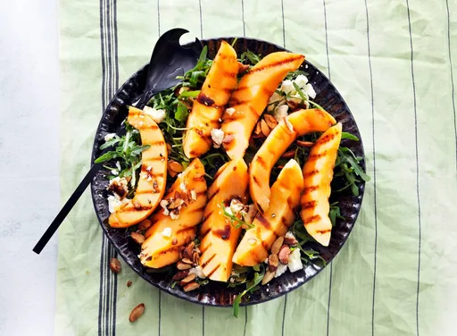 BBQ-salade met gegrilde meloen, amandelen en feta.