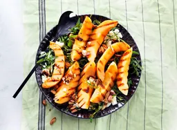 BBQ-salade met gegrilde meloen, amandelen en feta.