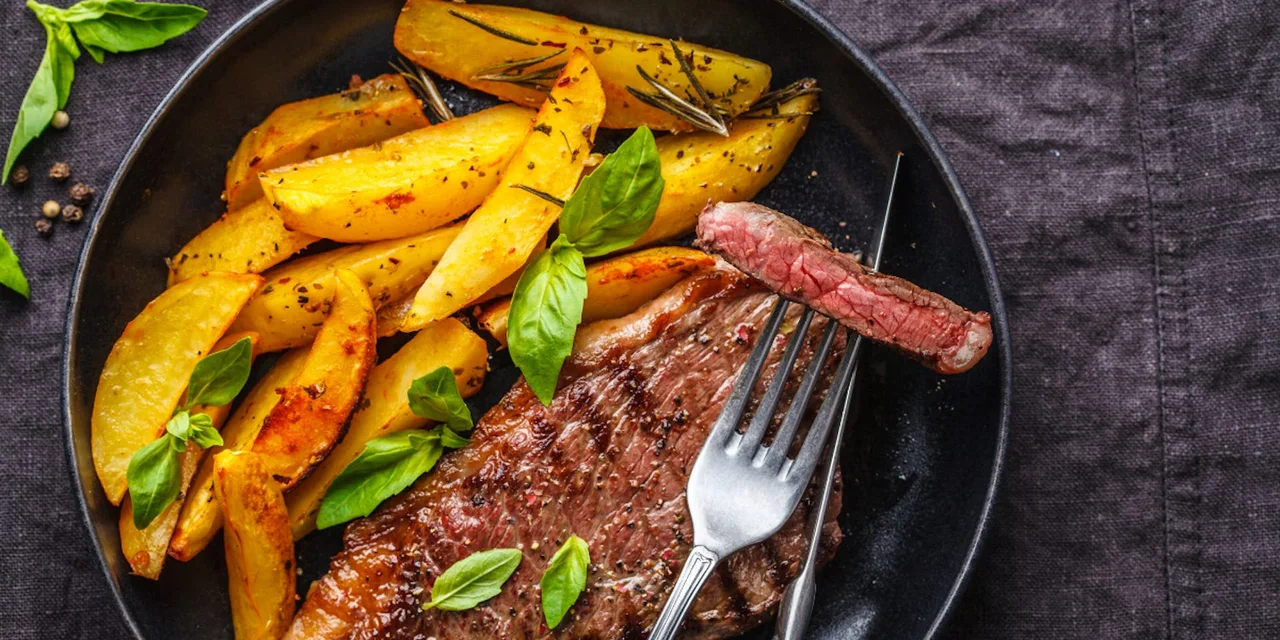 Bavette met champignonroom saus, sperziebonen en gebakken aardappelen