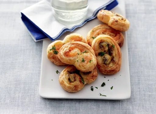 Bladerdeeghapjes met zalm