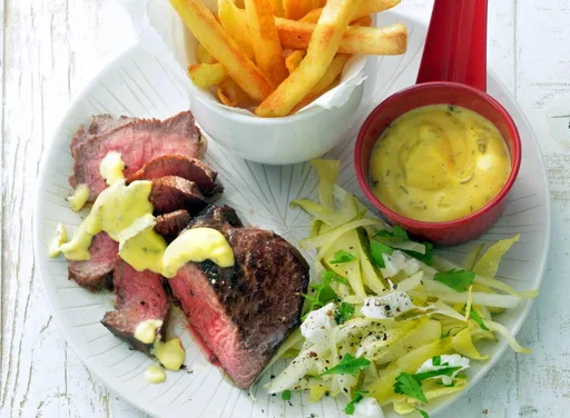 Biefstuk bearnaise met frites en witlofsalade