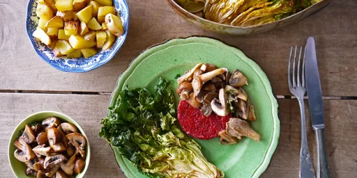 Bietenburger met paddenstoelen, aardappels en andijvie uit de oven