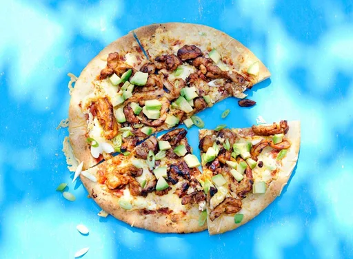 BBQ-chicken pizza