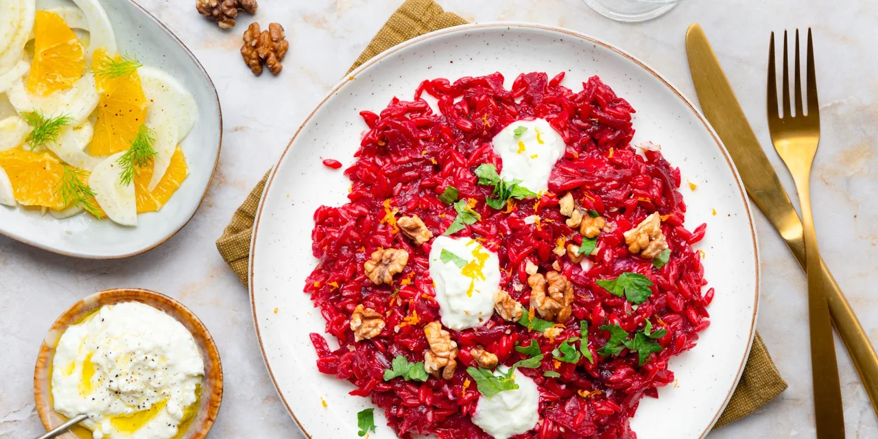 Bietenorzo met feta crème en frisse venkel-sinaasappel salade