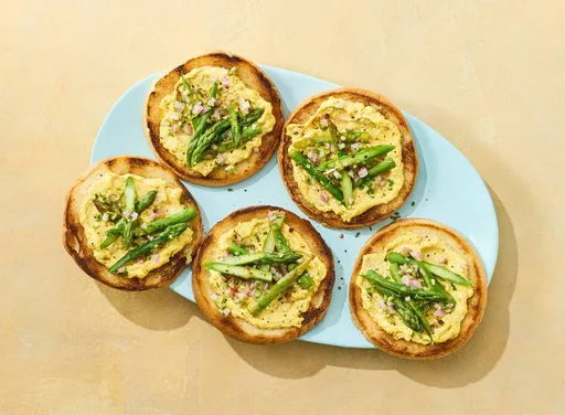 Beschuitbollentoast met gevuld eitjesalade en groene asperges
