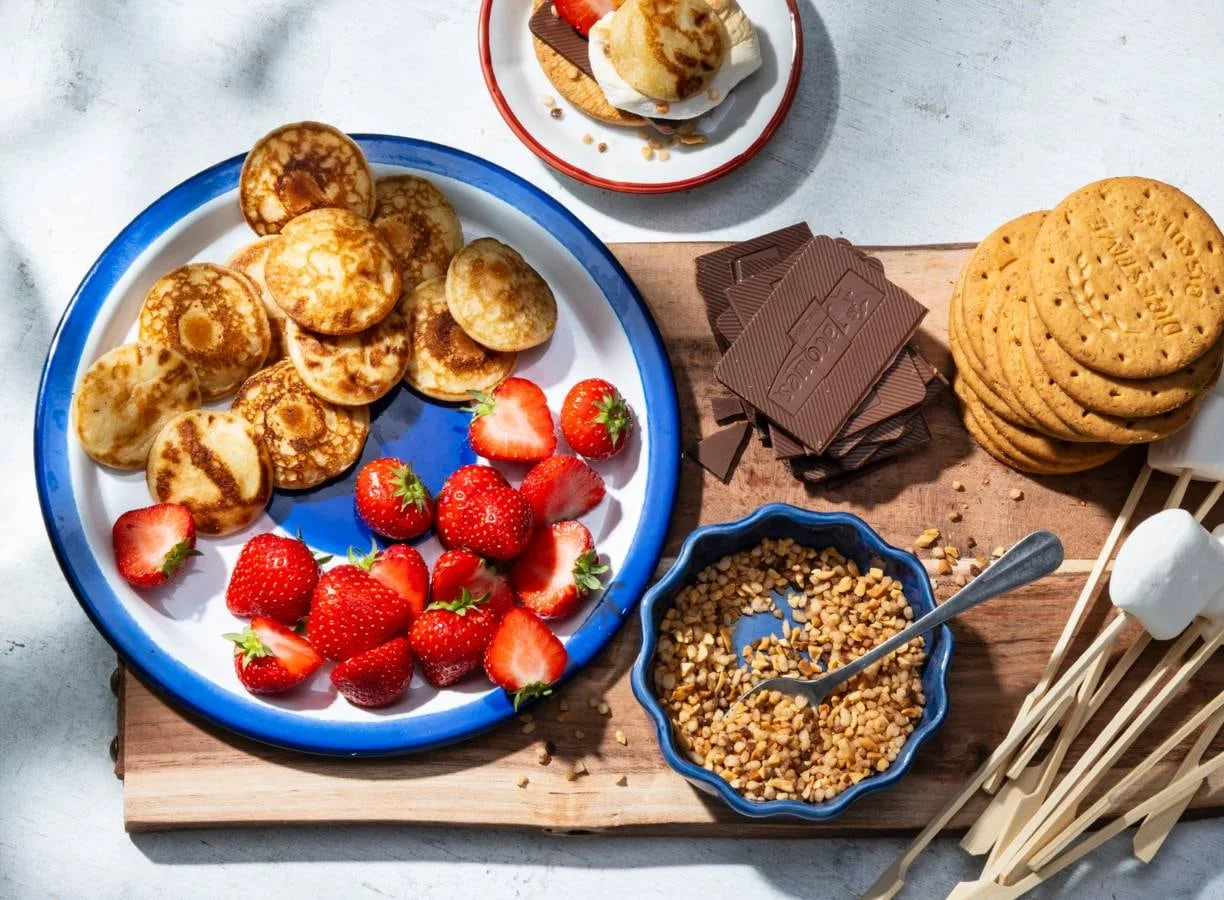 BBQ s'mores-board met poffertjes en aardbeien