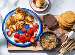 BBQ s'mores-board met poffertjes en aardbeien