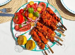 BBQ-kipspiesje met piripiri-saus en salade van Hugo Kennis