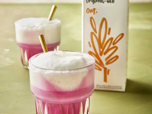Beetroot latte met haverdrinkschuim