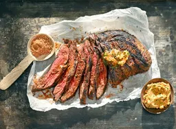 BBQ-Bavette met whipped kruidenboter