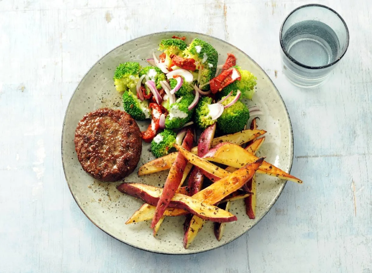 Beefburger met zoete-aardappelfrites en broccolisalade