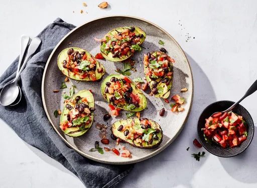 Bbq gegrilde avocado met salsa en zwarte bonen