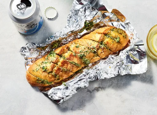BBQ-stokbroodje met parmezaan-knoflookboter