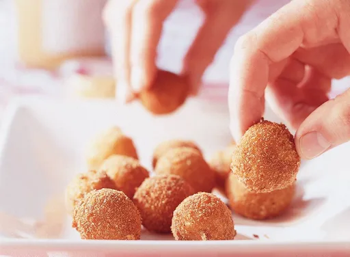 Bitterballen van Friese nagelkaas
