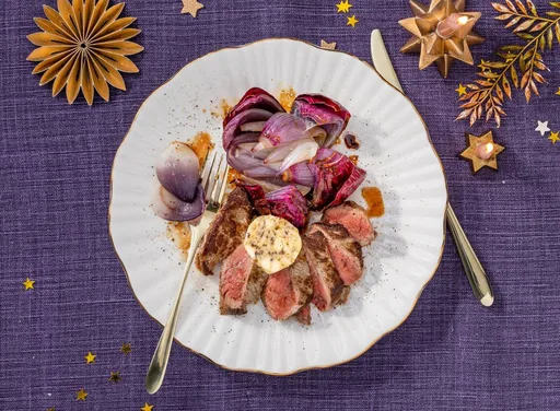 Biefstuk met truffel-parmezaanboter en gepofte rode ui