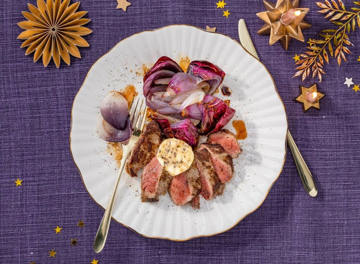Biefstuk met truffel-parmezaanboter en gepofte rode ui