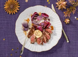 Biefstuk met truffel-parmezaanboter en gepofte rode ui