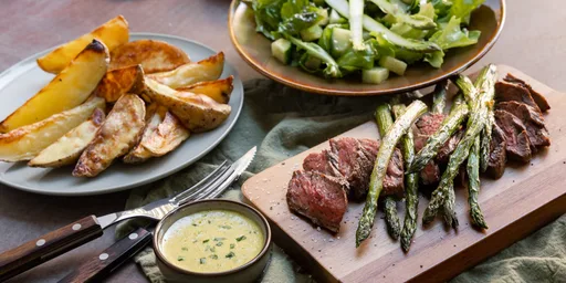 Bavette met bearnaisesaus, gebakken aardappels, groene asperges en een zomerse salade