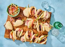 Bao buns met glazed pork belly van de BBQ